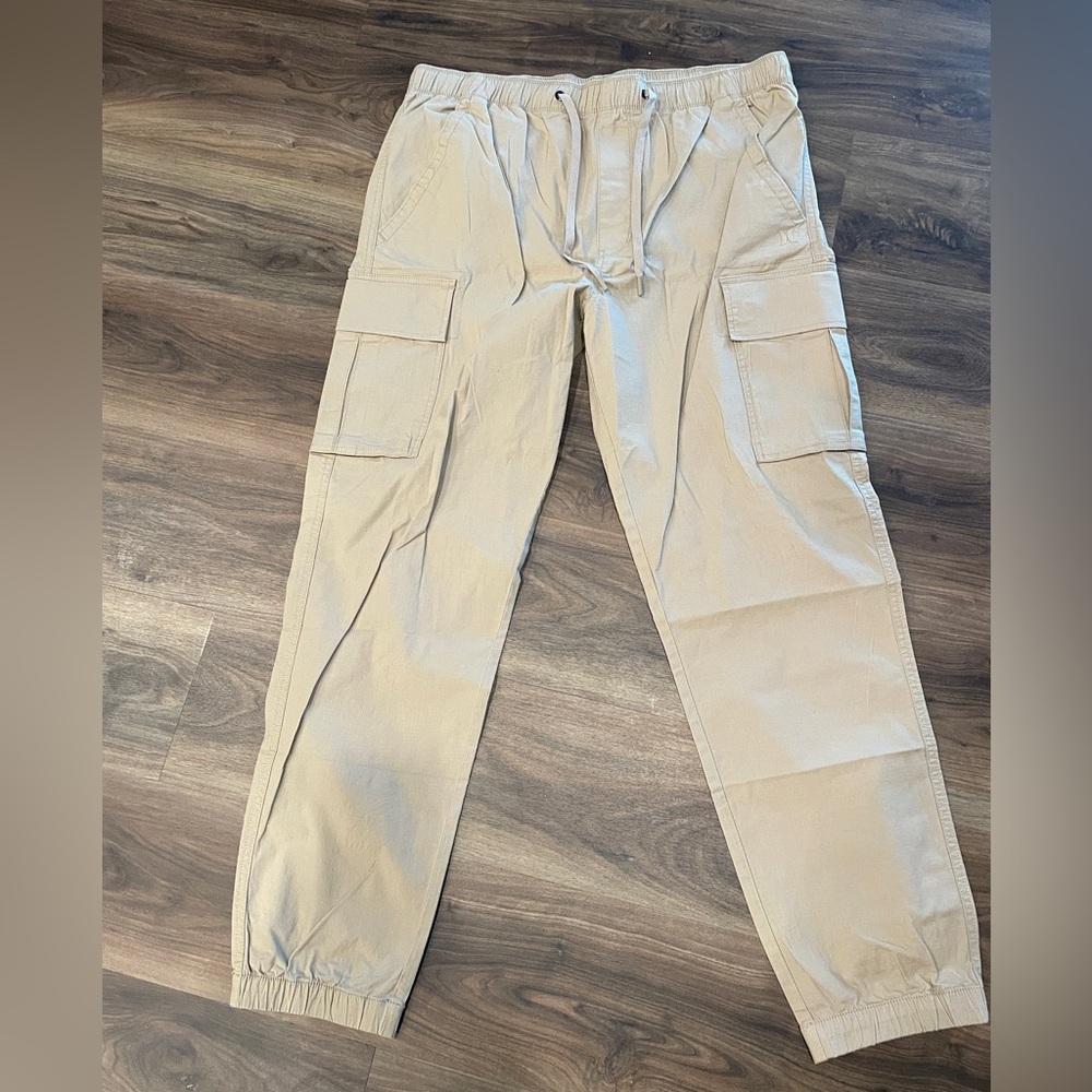 Hurley Men’s size XL relaxed fit, Tan Cargo Joggers. NWT!!